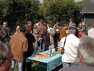 Le buffet rassemble les invités pour un moment de convivialité