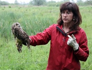 Cathy Zell de la LPO présente l'oiseau avant de le relâcher - Photo Camille Andrès, DNA