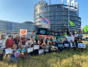 La LPO présente aux manifestations en faveur de la nature, devant le Parlement (photo Cathy Zell)