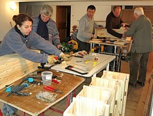 Construction de nichoirs par les membres du groupe - Photo Jean-Marc Bronner