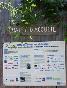 Panneau d'accueil, à l'entrée du centre